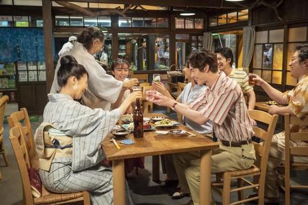 智（前田公輝・右から２人目）や三郎（片岡鶴太郎・左）たちも集い、上京した歌子（上白石萌歌・中央）の歓迎会が開かれる