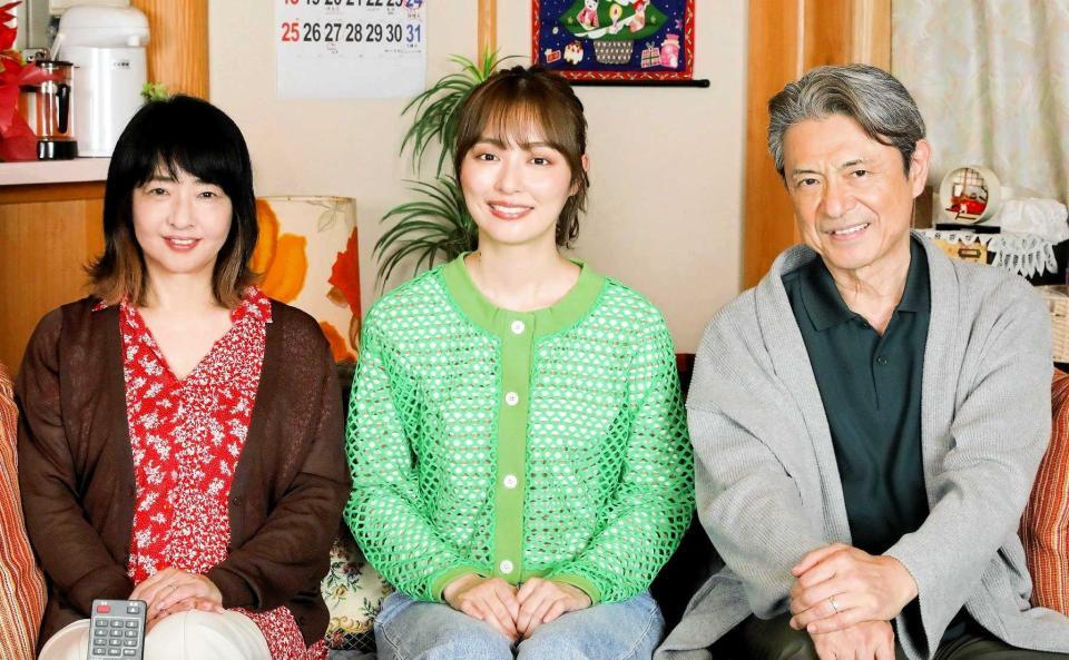 　親子を演じる（左から）美保純、内田理央、升毅