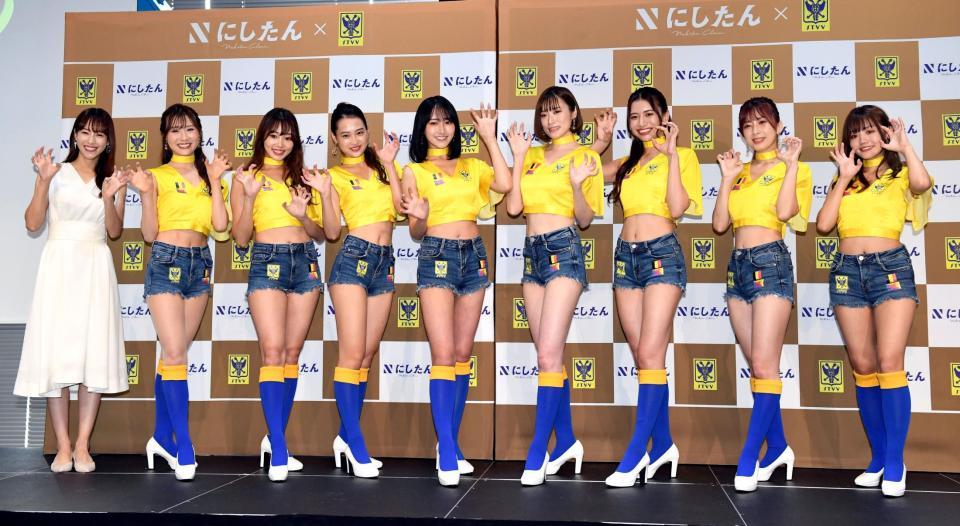 ＭＣの鷲見玲奈アナ（左端）とガオガオダンスのポーズを取る初代シントトロイデンガールズの（左から）雪音まりな、亀澤杏菜、下光リコ、川瀬もえ、綾瀬まお、さゆり、藤田香澄、立花紫音（撮影・佐藤厚）