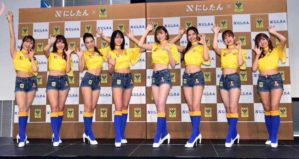 「ガオガオダンス」のポーズを取る初代シントトロイデンガールズの（左から）雪音まりな、亀澤杏菜、下光リコ、川瀬もえ、綾瀬まお、さゆり、藤田香澄、立花紫音（撮影・佐藤厚）