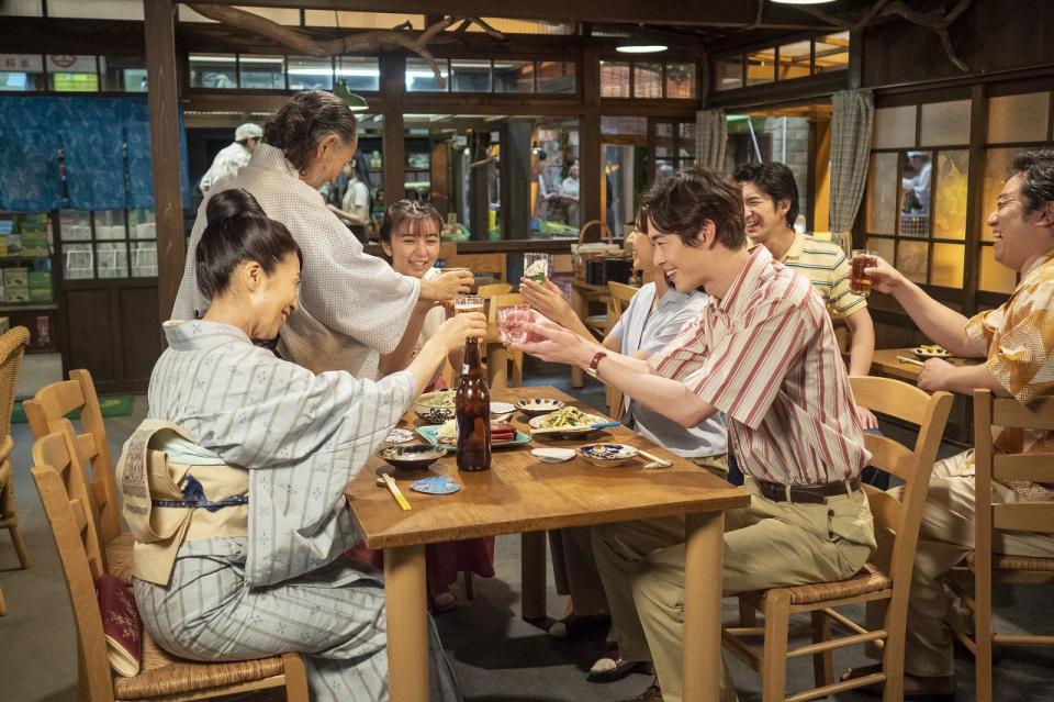 智（前田公輝・右から２人目）や三郎（片岡鶴太郎・左）たちも集い、上京した歌子（上白石萌歌・中央）の歓迎会が開かれる