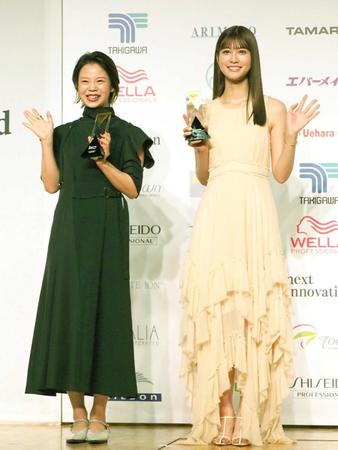 　授賞式に出席した生見愛瑠（右）と高木菜那さん