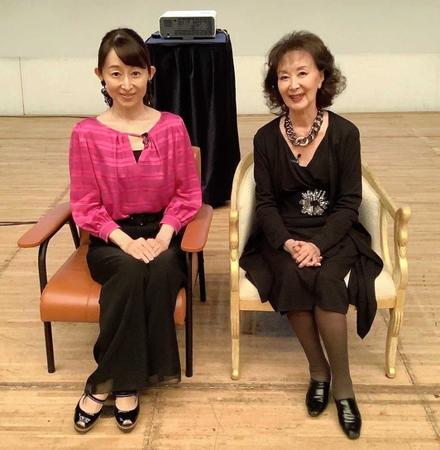 　岸惠子（右）と司会の松本志のぶアナ