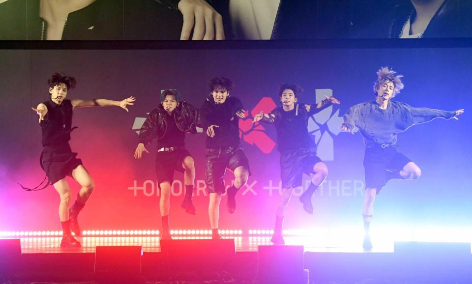 　躍動感あふれるパフォーマンスを披露するＴＯＭＯＲＲＯＷ　Ｘ　ＴＯＧＥＴＨＥＲ（撮影・開出牧）　