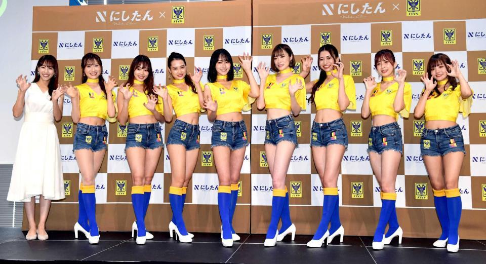 　ＭＣの鷲見玲奈アナ（左端）と「ガオガオダンス」のポーズをする初代「シントトロイデンガールズ」の（左２人目から）雪音まりな、亀澤杏菜、下光リコ、川瀬もえ、綾瀬まお、さゆり、藤田香澄、立花紫音（撮影・佐藤厚）