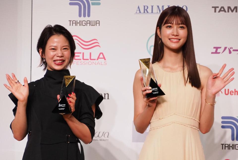 　「ＴＨＥ　ＢＥＡＵＴＹ　ＷＥＥＫ　ＡＷＡＲＤ　２０２２」授賞式に出席し高木菜那さん（左）と生見愛瑠