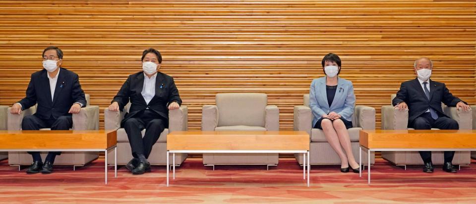 　閣議に臨む閣僚ら。中央はオンラインで出席する岸田首相の席＝３０日午前、首相官邸