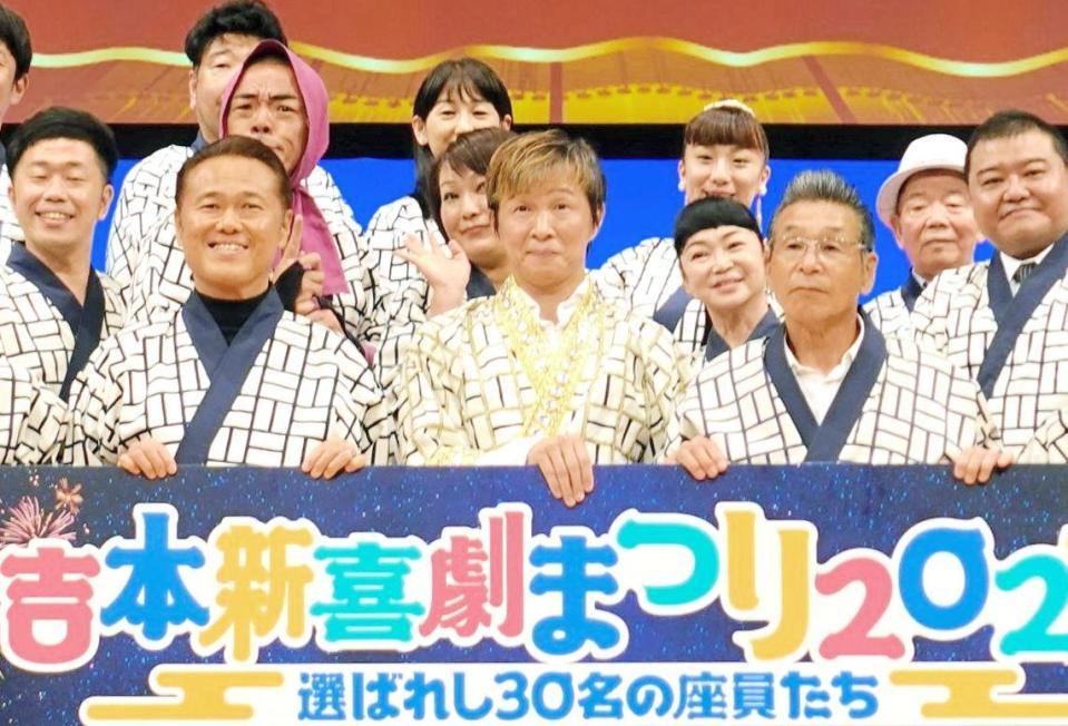 　１位のアキ（中央）と９位の間寛平ＧＭ（右隣）