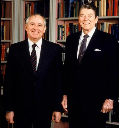 　１９８７年１２月、ワシントンでレーガン米大統領（右）と記念撮影するゴルバチョフ氏（ゲッティ＝共同）