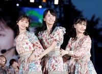 　笑顔でパフォーマンスする乃木坂４６の（左から）齋藤飛鳥、賀喜遥香、山下美月