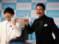 　乾杯ポーズをするティモンディの高岸宏行（右）と前田裕太