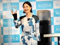 　乾杯ポーズをする松本若菜