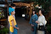 和彦（宮沢氷魚）の母・重子（鈴木保奈美・右）も暢子（黒島結菜・左）の店を訪れる