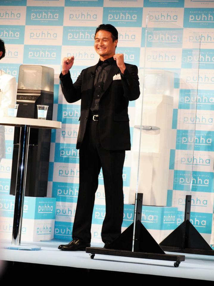 　「やればできる」ポーズをするティモンディの高岸宏行