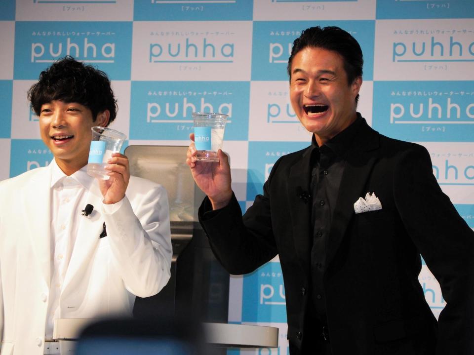 　乾杯ポーズをするティモンディの高岸宏行（右）と前田裕太