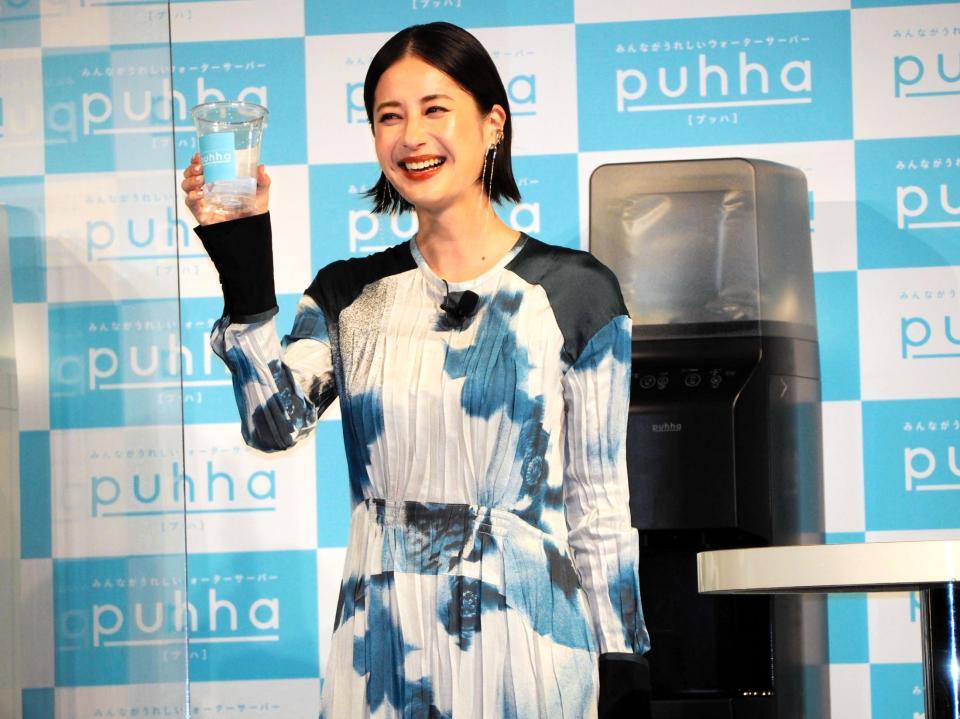 　乾杯ポーズをする松本若菜