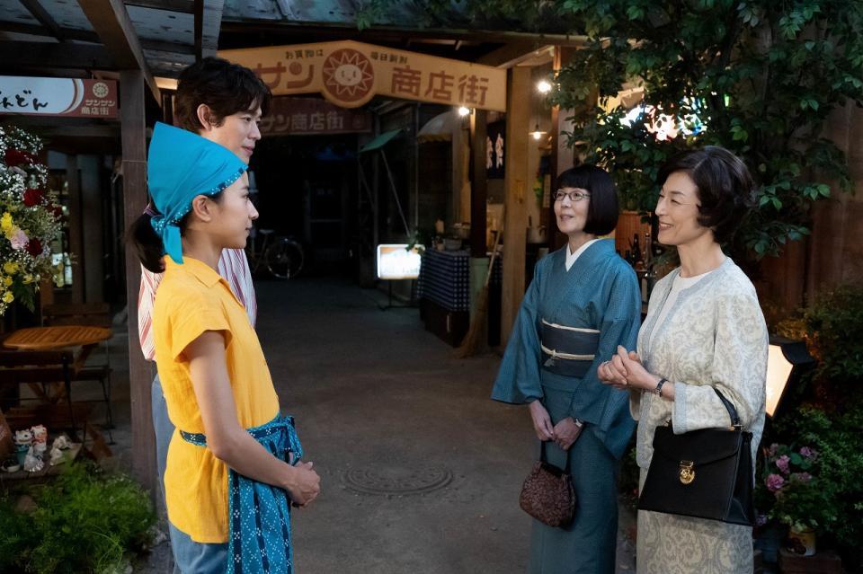 和彦（宮沢氷魚）の母・重子（鈴木保奈美・右）も暢子（黒島結菜・左）の店を訪れる