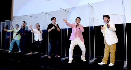 　純烈の舞台あいさつにサプライズ登場し元気に「ヤー！」を見せるダチョウ倶楽部の肥後克広、寺門ジモン（撮影・金田祐二）