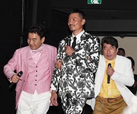 　肥後克広（左）、寺門ジモン（右）に連れられ紹介される新メンバーの岩永洋昭（撮影・金田祐二）