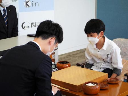 　藤田怜央新初段（右）の入段記念対局が始まる＝大阪・関西棋院