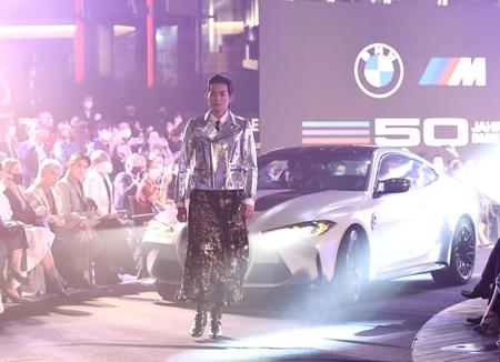 　ランウェイを歩く竜星涼＝六本木ヒルズアリーナ（撮影・園田高夫）