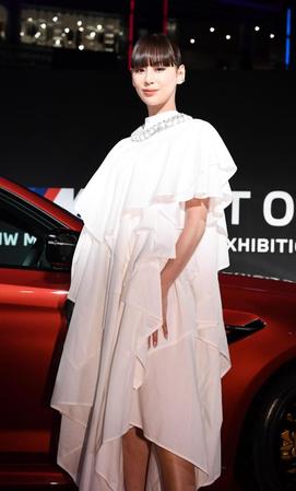 　ポーズをよる西内まりや＝六本木ヒルズアリーナ（撮影・園田高夫）