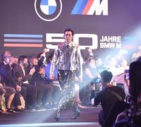 　ランウェイを歩く竜星涼＝六本木ヒルズアリーナ（撮影・園田高夫）