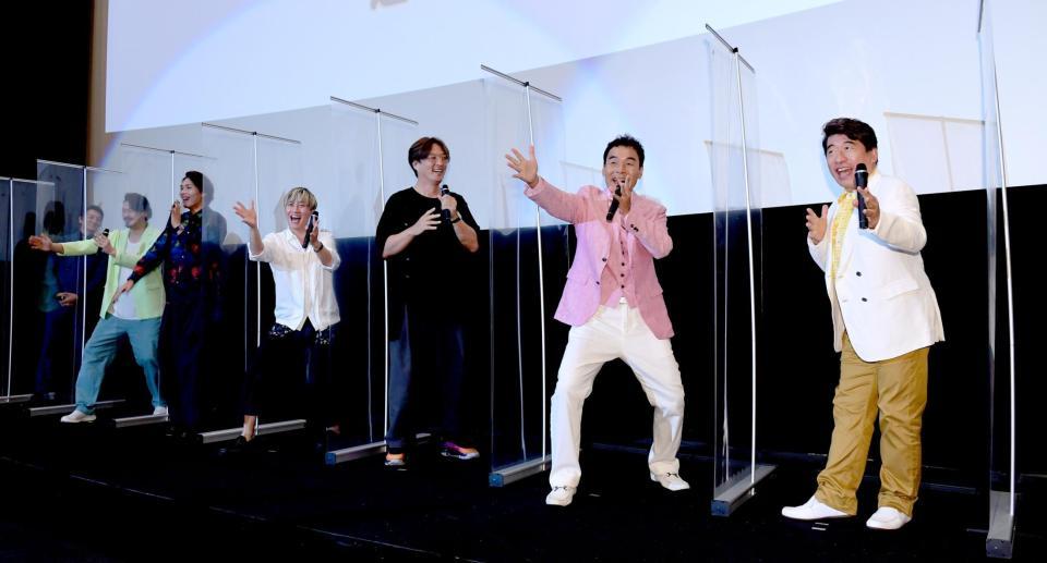 　純烈の舞台あいさつにサプライズ登場し元気に「ヤー！」を見せるダチョウ倶楽部の肥後克広、寺門ジモン（撮影・金田祐二）