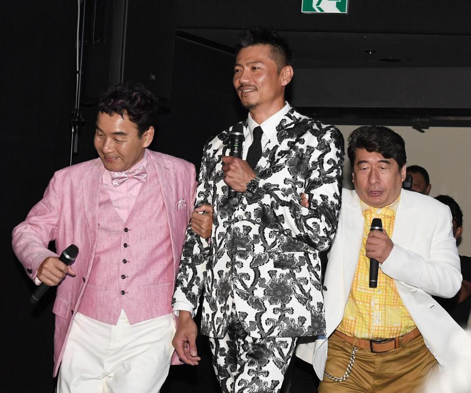 　肥後克広（左）、寺門ジモン（右）に連れられ紹介される新メンバーの岩永洋昭（撮影・金田祐二）