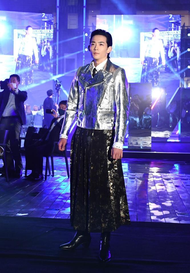 　ファッションショーでランウェイを歩いた竜星涼＝六本木ヒルズアリーナ（撮影・園田高夫）