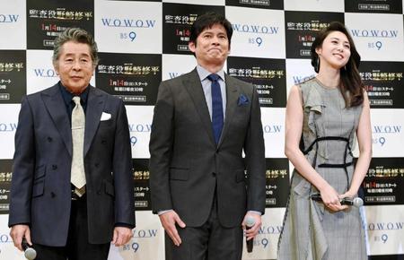 　「連続ドラマＷ　監査役　野崎修平」（左から）古谷一行さん、織田裕二、松嶋菜々子＝２０１８年１月