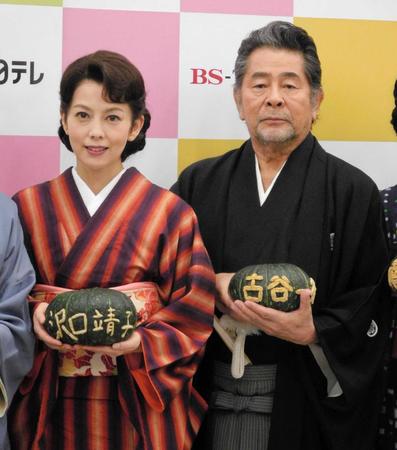 　舞台「台所太平記」沢口靖子（左）と古谷一行さん＝２０１５年５月