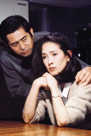 　いしだあゆみ（右）と古谷一行さん＝「金曜日の妻たちへ」（１９８３年）写真提供ＴＢＳ