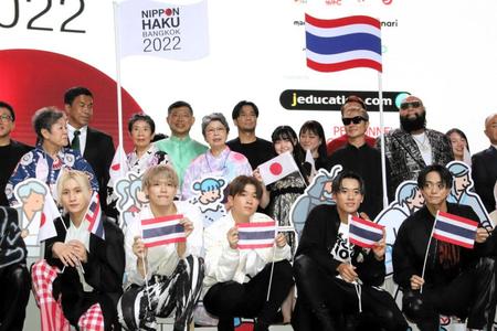 　ＢＡＬＬＩＳＴＩＫ　ＢＯＹＺ（前列）と「バンコク日本博２０２２」のオープニングセレモニーに出席したＨＩＲＯ（後列中央）