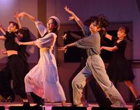 　舞台「その日、そのステージの上で」で熱演する入江美沙希（左）、織田ひまり（撮影・佐々木彰尚）