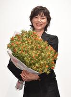 　紅花のドライフラワーを持ち、笑顔を見せる今井美樹＝東京・ポレポレ東中野（撮影・西岡正）