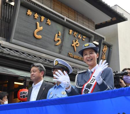 　亀有警察署の一日署長に就任し、交通安全パレードを行った黒谷友香（右）＝撮影・伊藤笙子