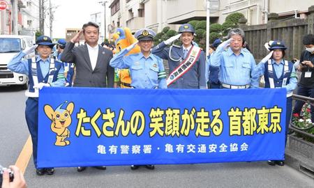 　亀有警察署の一日署長に就任し、交通安全パレードに参加した黒谷友香（右から３人目）＝撮影・伊藤笙子