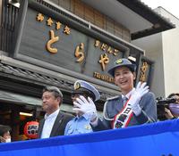　亀有警察署の一日署長に就任し、交通安全パレードを行った黒谷友香（右）＝撮影・伊藤笙子