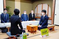 　前日検分を行った藤井聡太王位（手前右）と豊島将之九段（手前左）＝日本将棋連盟提供