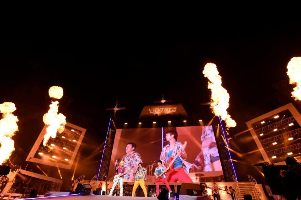 　花火が上がる中、歌唱するＴＵＢＥ＝横浜スタジアム