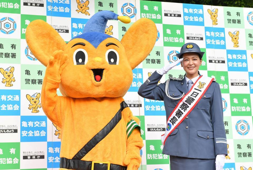 　亀有警察署の一日署長に就任し、ピーポくん（左）とともに敬礼する黒谷友香（撮影・伊藤笙子）