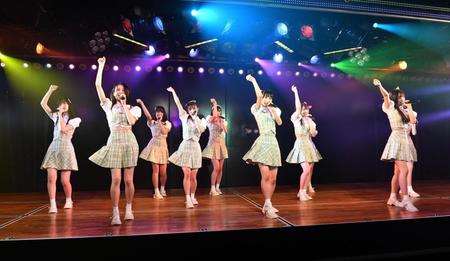 　サプライズで１０人そろってパフォーマンスを披露するＡＫＢ４８　１７期研究生（撮影・西岡正）