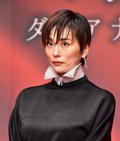 パールジュエリーを身につけ、イベントに登場する米倉涼子（撮影・西岡正）