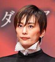 総額１億円のパールジュエリーを身につける米倉涼子（撮影・西岡正）