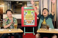 番組を盛り上げる赤井英和（左）とトミーズ雅