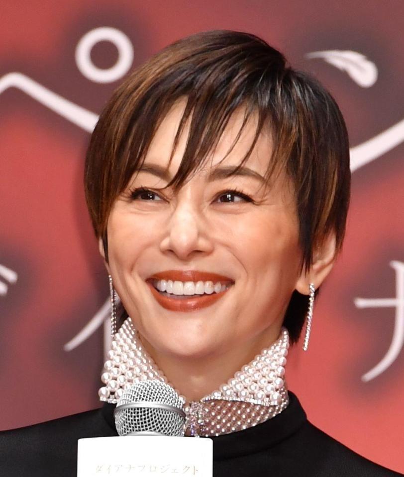 パールジュエリーを身につけ、イベントに登場する米倉涼子（撮影・西岡正）