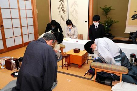 　１日目を終えた藤井聡太王位（右）と豊島将之九段（左）＝日本将棋連盟提供