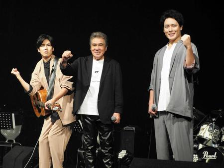 　２０２１年、（左から）兄・木村竜蔵、父・鳥羽一郎と親子コンサートを行った木村徹二