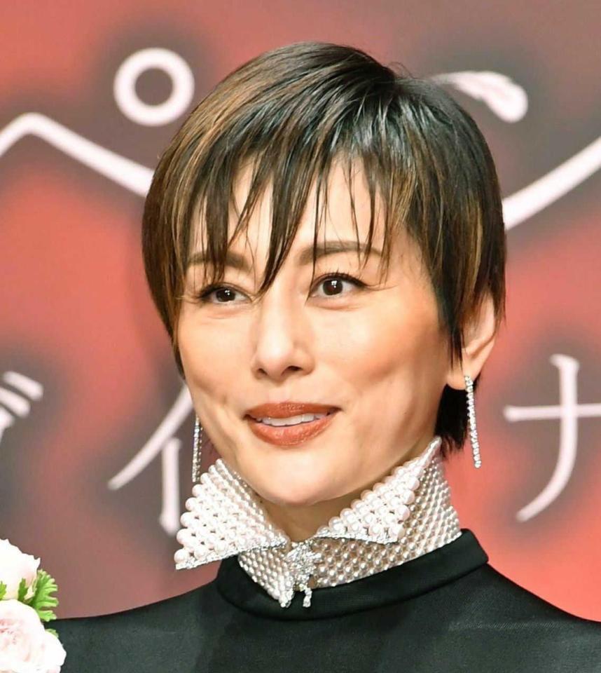 　パールジュエリーを身につけ、イベントに登場する米倉涼子（撮影・西岡正）